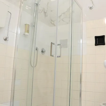 Отель Edward 3*